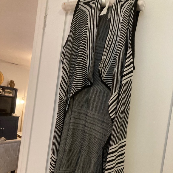 5/$25Chelsea & Theodore black white graphic sweater vest large - Picture 6 of 7